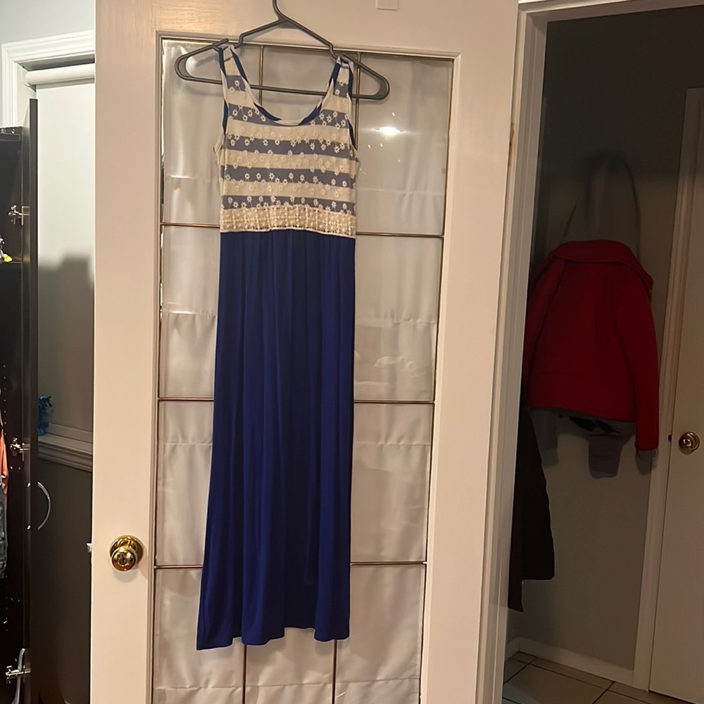 Formal blue and white kids dress. With white flower mesh styling.
